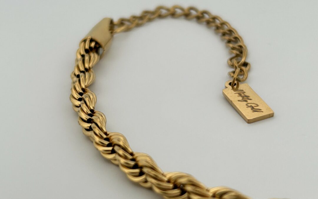 Goudtinten in Alle Seizoenen: Hoe Draag Je Gold Plated Sieraden het Hele Jaar Door?